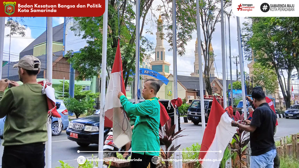 Kesbangpol Kota Samarinda Pasang Bendera Merah Putih di Tiga Titik Strategis Jelang HUT RI ke-80