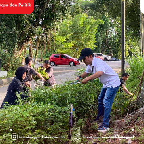 Badan Kesatuan Bangsa dan Politik Kota Samarinda Gelar Aksi Gotong Royong Lingkungan Kantor